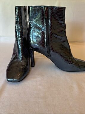 Nine West Metallic Iridescent Blue Snake like Skin Square-Toe Ankle Boots Sz 7.5